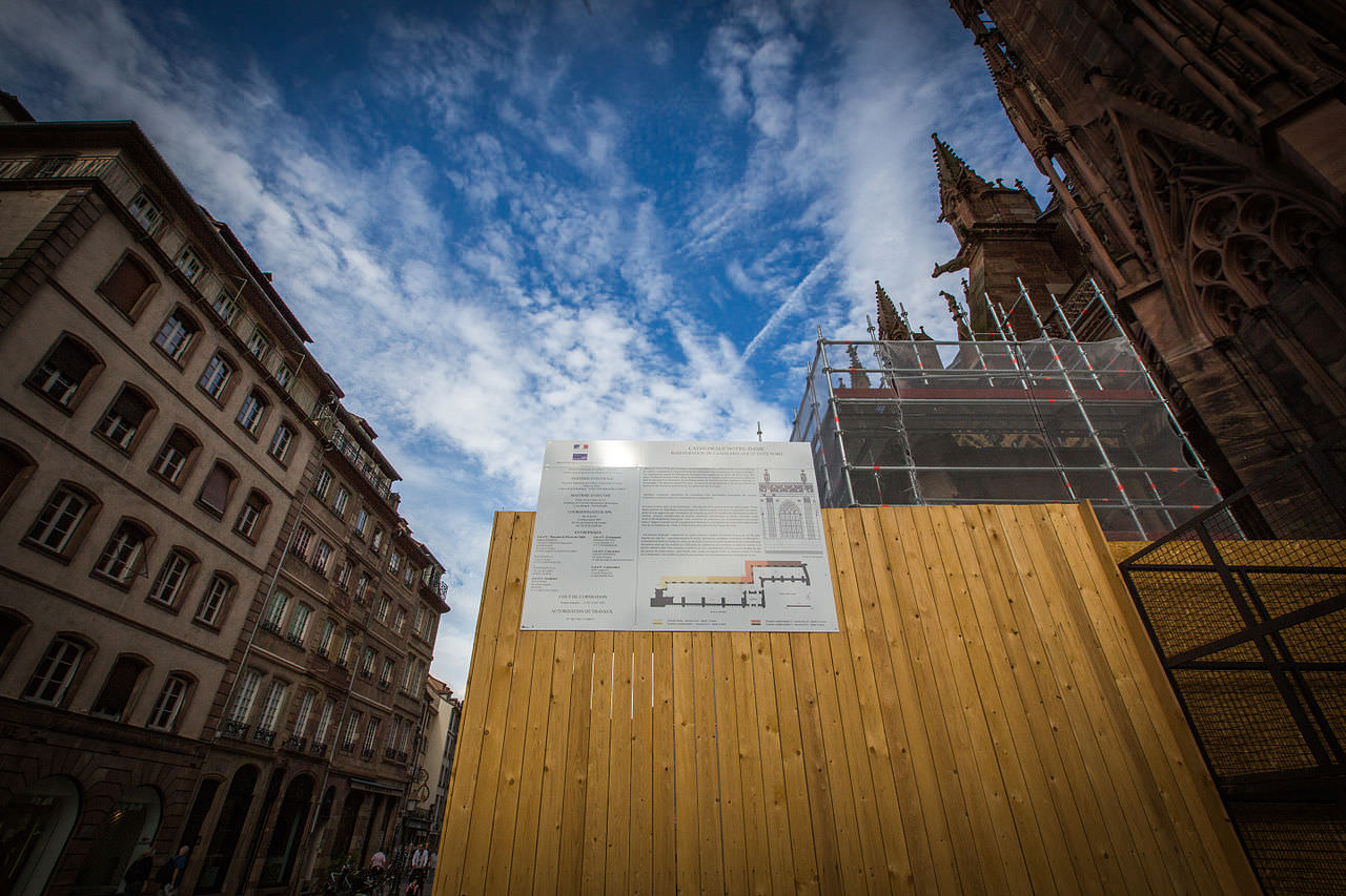 1280px-Strasbourg_cathédrale_Notre-Dame_travaux_sur_la_façade_nord_août_2013